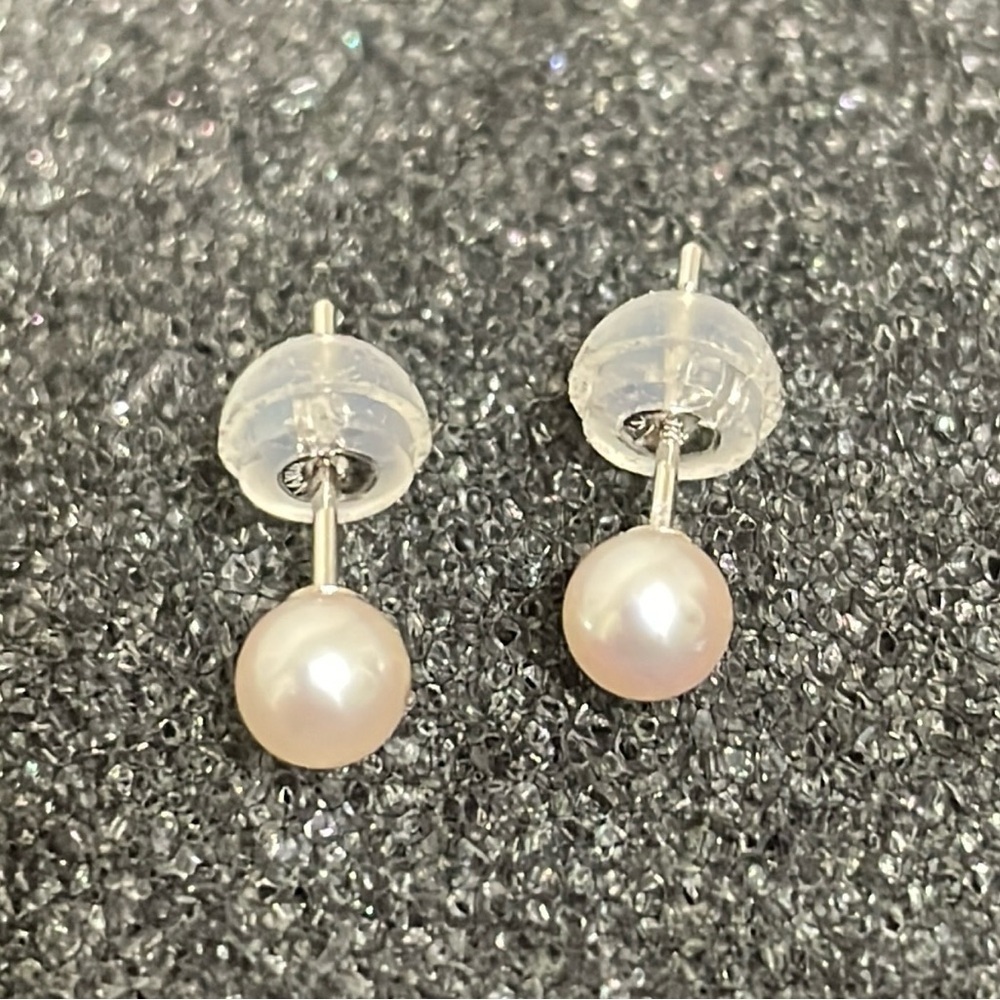14 Karat White Gold Pearl Earring